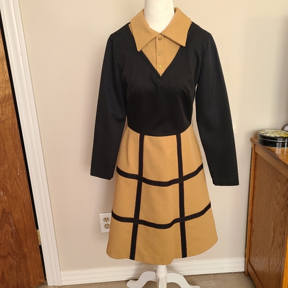 Vintage Dresses & Skirts - Size medium  / Vintage dress, wing tip collar, 1960s dress, mod dress, a line